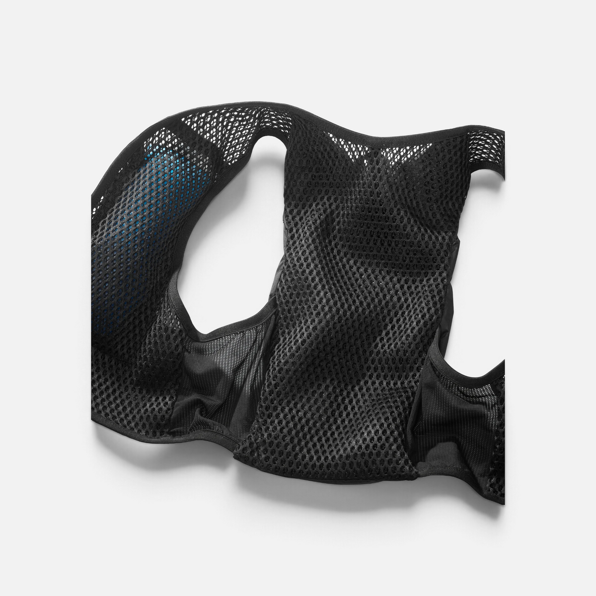 Gilet da trail running Salomon nero in mesh traspirante, disponibile presso Ares Sport Arezzo per corsa e allenamento.