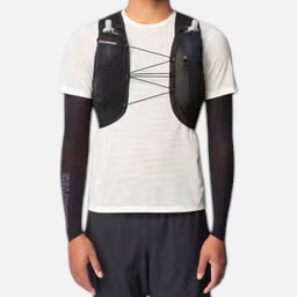 Gilet da trail running Salomon nero indossato da un atleta, realizzato in mesh traspirante con tasche per borracce