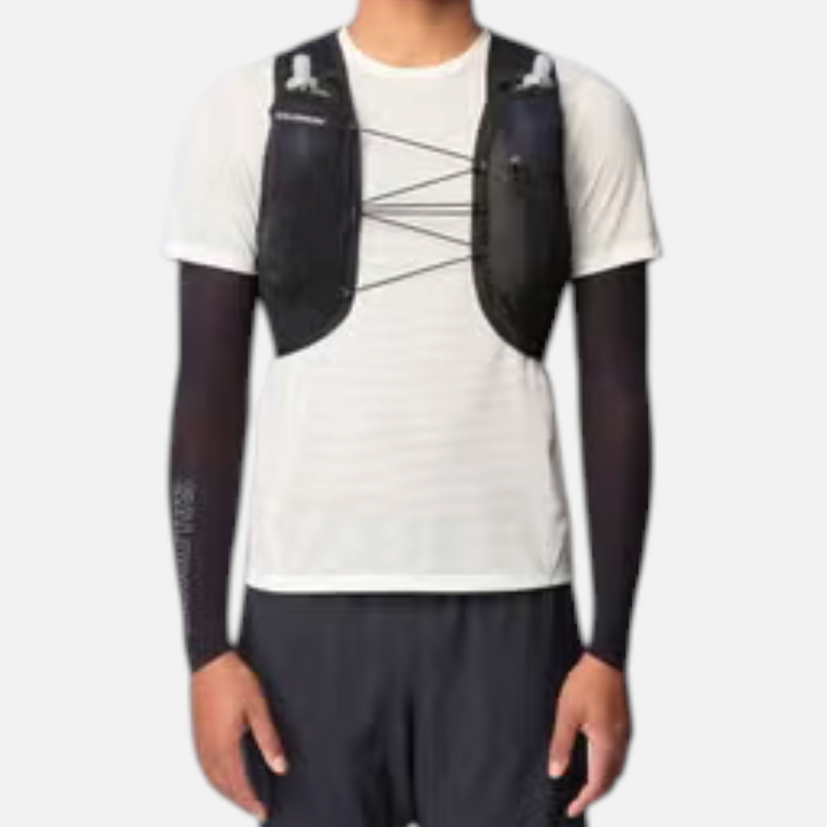Gilet da trail running Salomon nero indossato da un atleta, realizzato in mesh traspirante con tasche per borracce