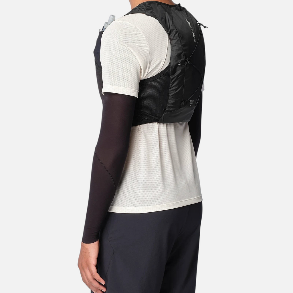 Gilet da trail running Salomon nero indossato da un atleta, vista laterale, Ares Sport Arezzo