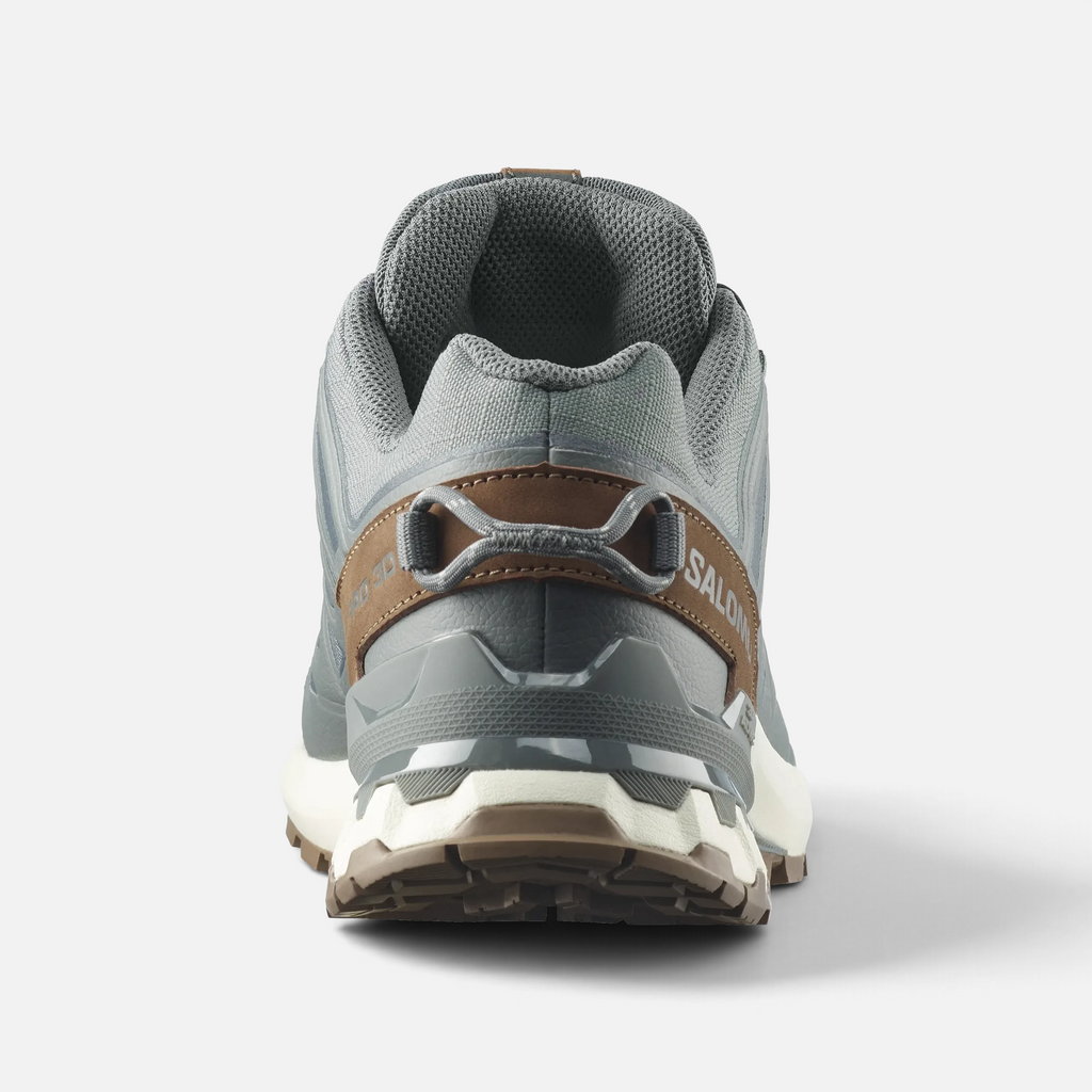 Vista posteriore della scarpa da trail running Ares Sport Arezzo Salomon XA Pro 3D in grigio antracite e cuoio