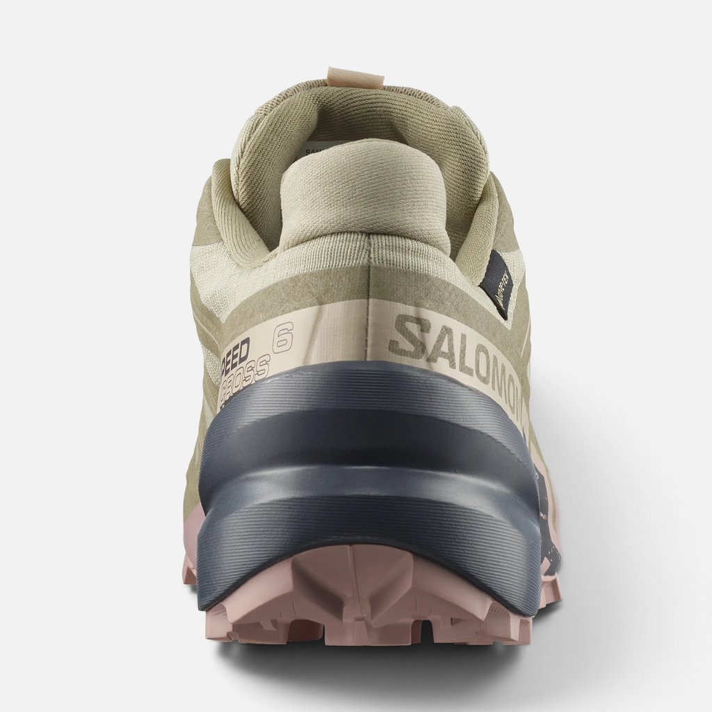 Dettaglio posteriore scarpa trail running Salomon Ares Sport Arezzo color sabbia con suola ammortizzata e logo