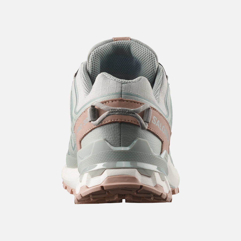 Vista posteriore delle scarpe da trail running Salomon Ares Sport Arezzo in grigio e rosa con suola tecnica robusta