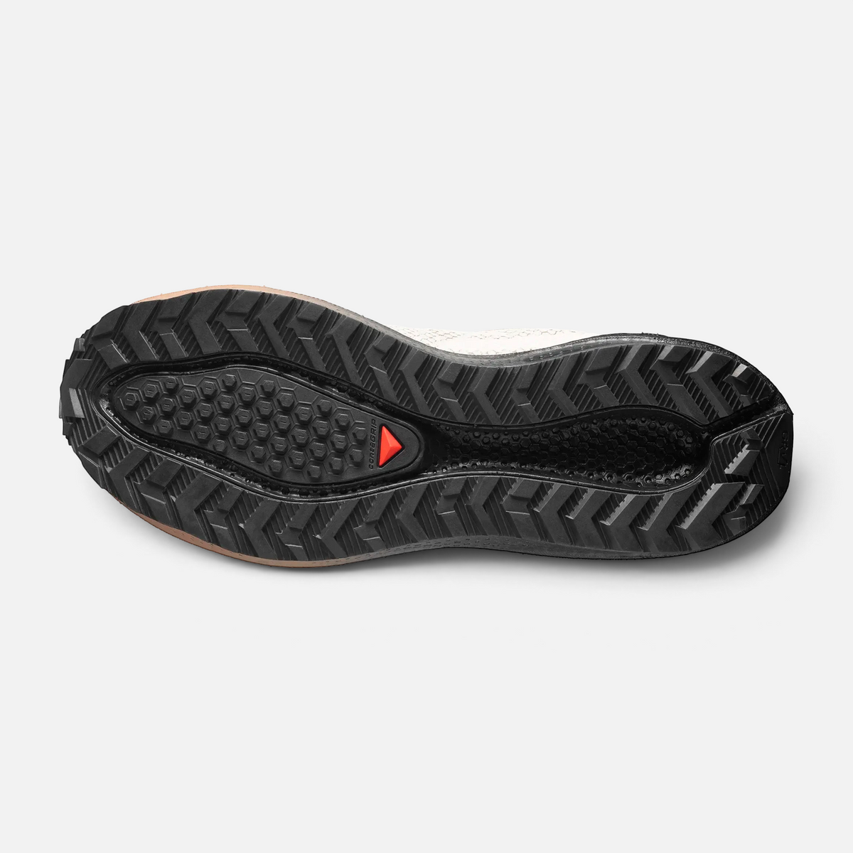 Suola nera antiscivolo con tasselli profondi di una scarpa da trail running Salomon presso Ares Sport Arezzo