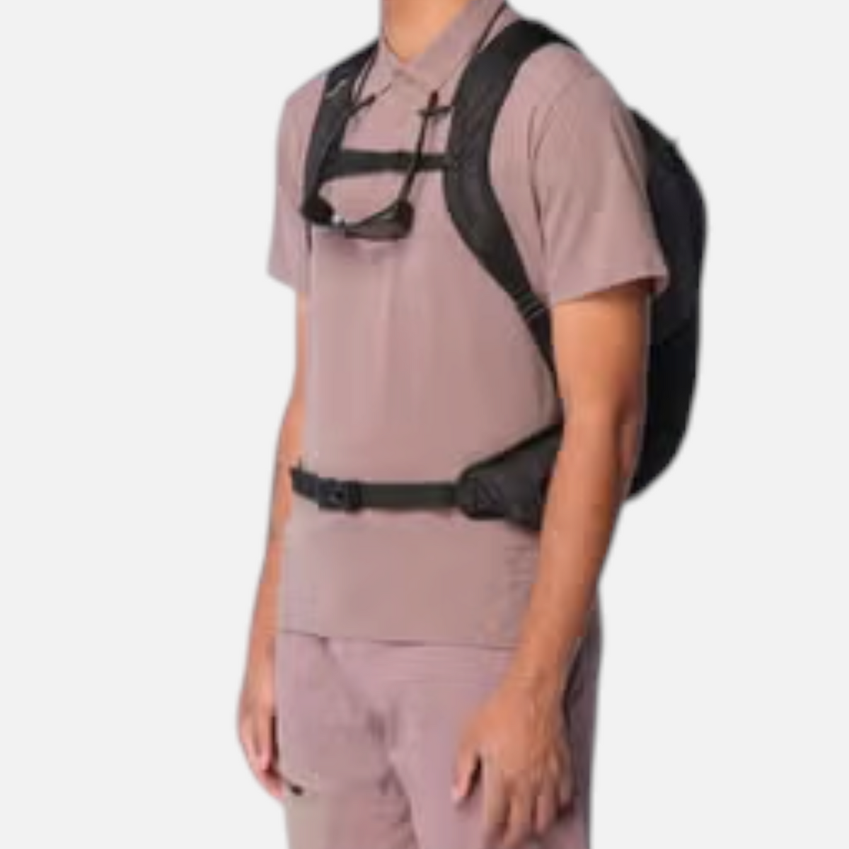 Zaino nero Salomon Trailblazer 20 indossato da un uomo, ideale per escursioni, con spallacci ergonomici e design Ares Sport Arezzo