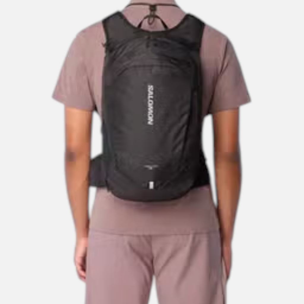 Zaino nero Salomon Trailblazer 20 indossato da un modello, ideale per escursioni, venduto da Ares Sport Arezzo